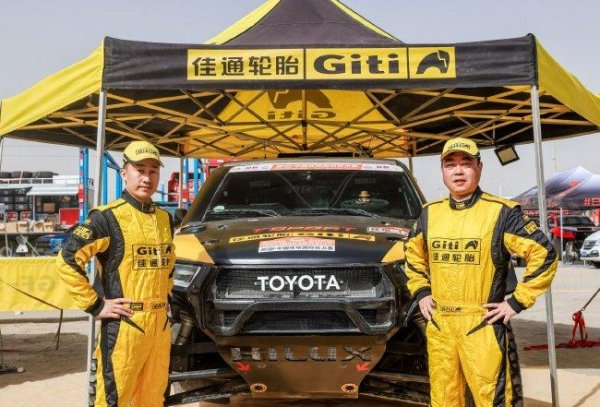2025环塔拉力赛：高峰驾驶海拉T1+赛车，创下瞄准纪录