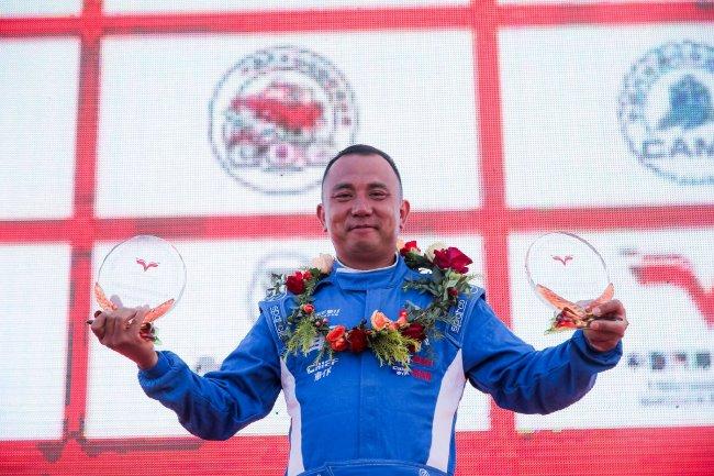 杨恩东大庆与队友夺队赛第一名  