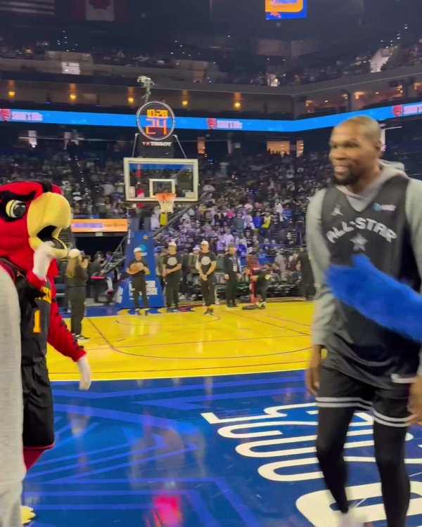 NBA官方晒库里随手明星赛背投三分！网友：无与伦比的天赋！