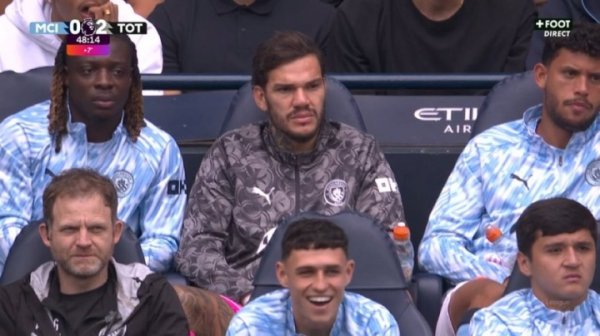 😅0-2追赶  还在笑！球迷喷福登：难怪他杆位不了，这货可以卖了