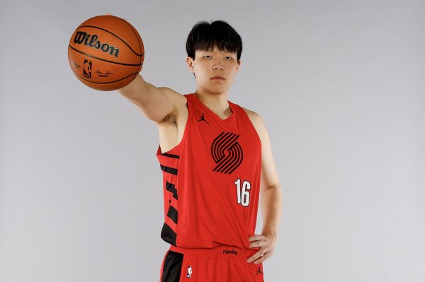 媒体人：杨瀚森每天都在好好练习   课余时间在学驾照 方便练习  通勤