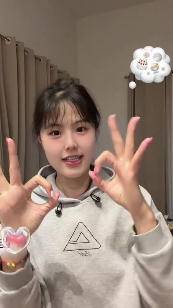 李月汝表演手势舞：早上好各位 有什么倒忙可以让我帮吗