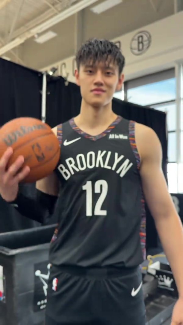 帅气！篮网官方晒视频：曾凡博上身球队城市版运动活动    服