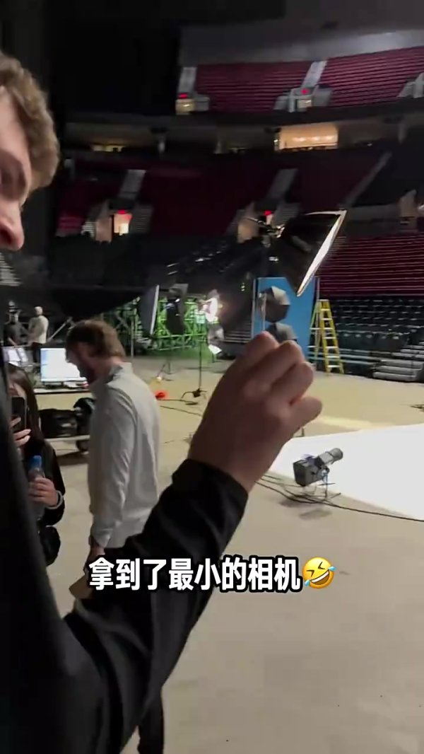 哈哈！新赛季媒体日克林根和杨瀚森拿着微型相机互拍