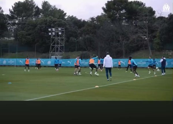 马赛发布上赛季记录  片，回顾主帅德泽尔比与球员科内的练习  场冲突