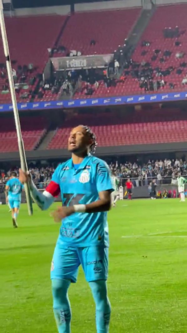 连进两球！内马尔打进第二球后高举角旗杆庆祝