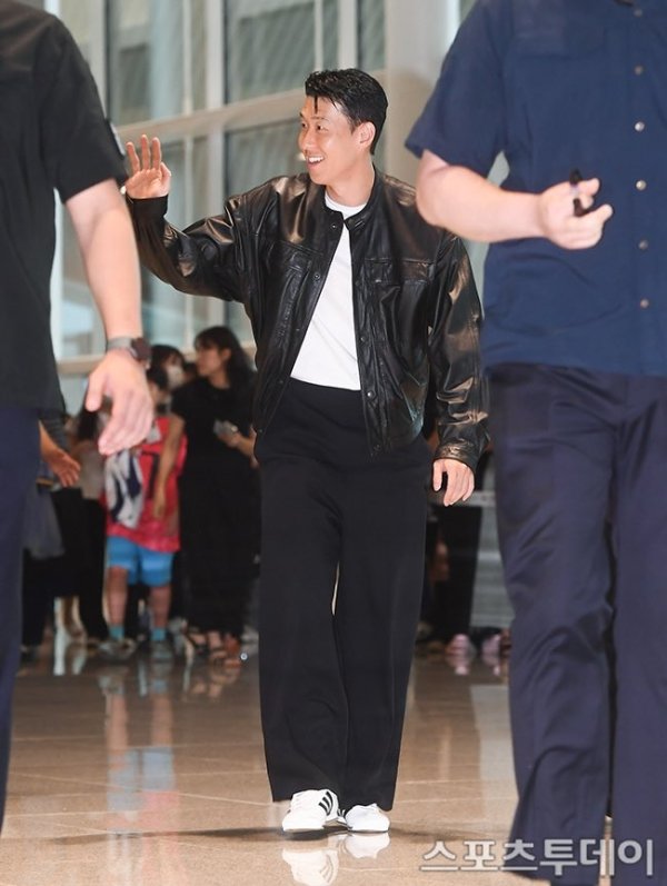 即将加盟洛杉矶FC！孙兴慜启程前往美国，他在机场为粉丝签名