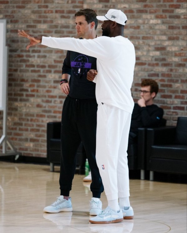 爵士晒练习  营照片：德隆&球队小股东韦德现身 贝利&乐福在列