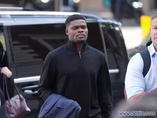 托马斯抵达法院，即将针对五项强奸罪、一项性侵罪指控首次出庭