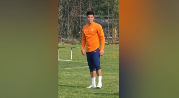 记者：冯伯元已回归青岛海牛，昨天下午参加了球队的训练课