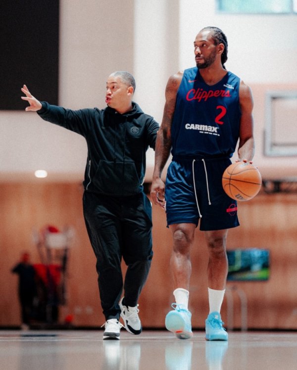 快船官方晒今日练习  照：小卡持球卢指挥跑位 祖巴茨克里斯蒂微笑