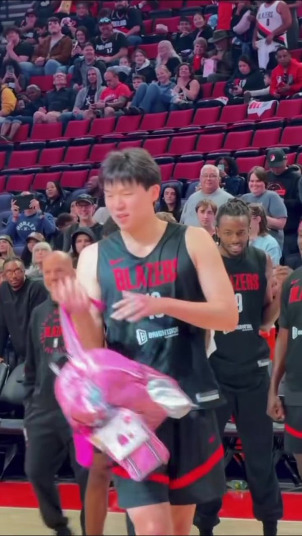 找自己~杨瀚森晒出自己背小书包跳舞视频：🎒💃Nice!