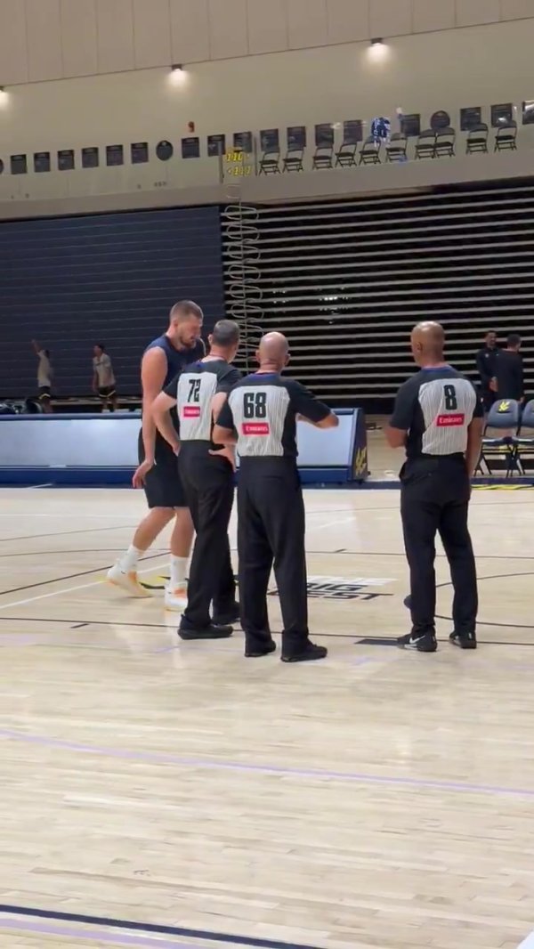 谁才是专业的？练习  赛后约基奇花10分钟与裁判    进行沟通  &示范教学