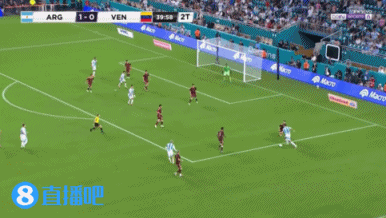 给哥们砸晕了😅劳塔罗近距离三连射，门将两连扑后倒地接受治疗