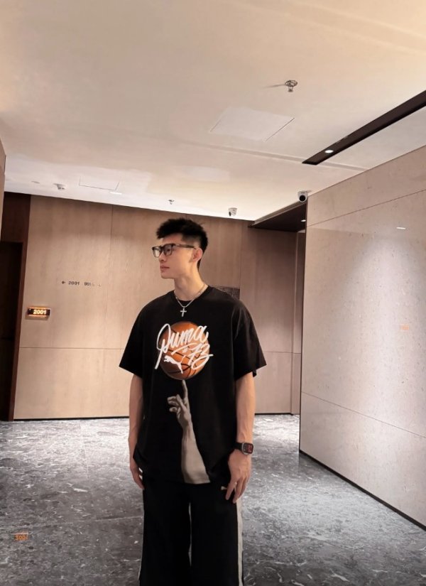 潮男出没！王岚嵚晒个人照：自我介绍一下 大家好 我是王岚嵚