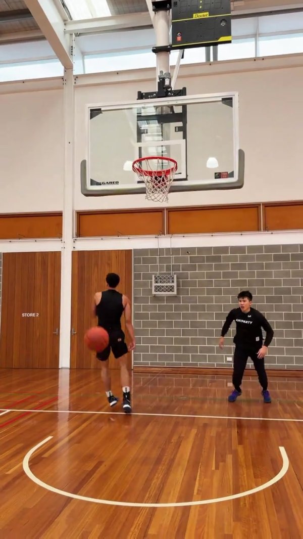 职业球员VS网红球员！周楷恒和两位NBL球员进行10秒车轮单挑