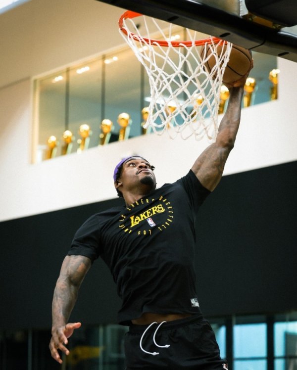 范德比尔特晒湖人练习  照 东契奇里夫斯布朗尼悉数出镜 老詹笑嘻嘻