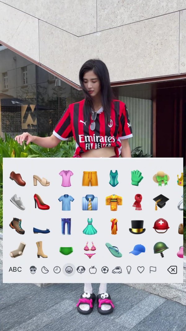 这身穿搭如何？赵丽娜穿米兰球衣搭配黑色短裙，上演emoji换装