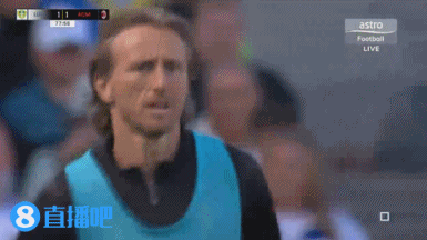 今天能首秀吗？镜头给到场边赛前热身  的莫德里奇