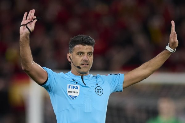 世体：希尔-曼萨诺将担任巴萨vs赫罗纳的主裁判