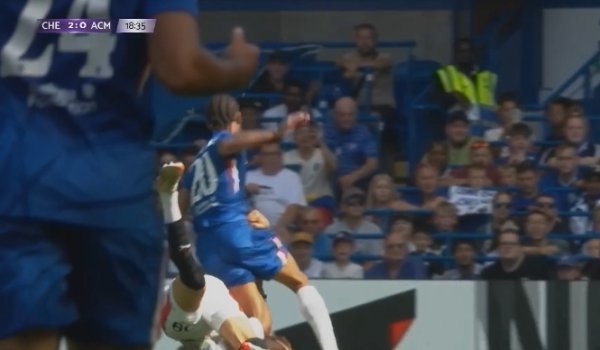 库比斯抱摔佩德罗被罚下，本场乌龙+直红！米兰少打一人0-2追赶