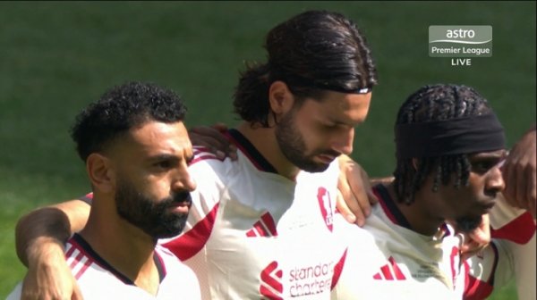 永远怀念！社区盾杯赛前两队进行默哀，悼念离世的若塔兄弟