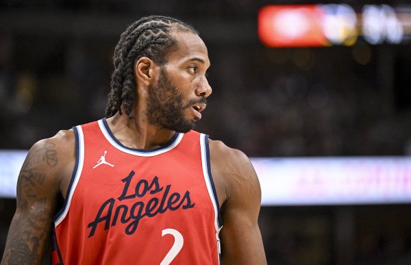 小卡：继续围绕防卫  体系打磨 季前赛本质上和练习  差不多