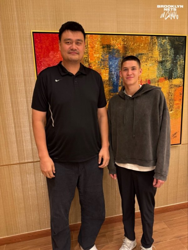 谁来都得变成小矮人！篮网官方晒姚明与新秀杰明合影