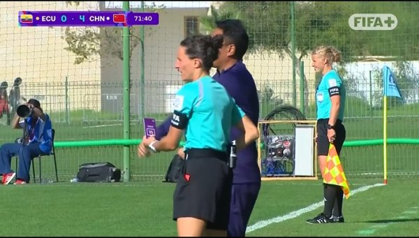 挑战VAR失败！中国女足U17挑战对手禁区手球，主裁回看后驳回