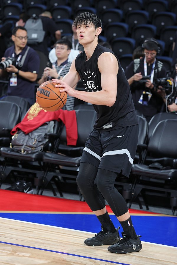 媒体人：篮网末节还不给小曾上场机会 难道要逼现场球迷喊退票吗