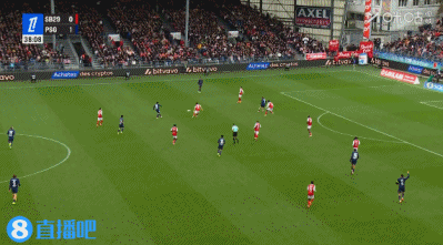 最强带刀边后卫？阿什拉夫半场完成梅开二度，巴黎两球领先