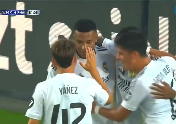 别走！姆巴佩助功  罗德里戈破门后，庆祝时将其抱起