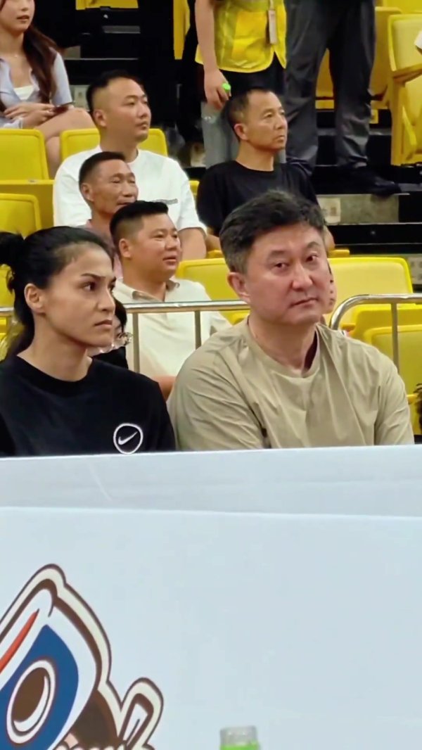 眼神犀利！杜锋现场观战为广东全运女篮助威