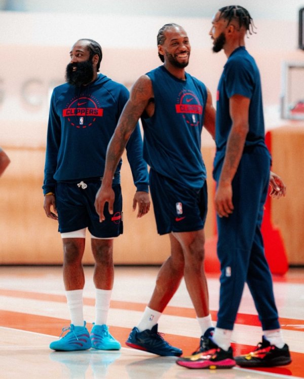 氛围太好了！快船官推晒练习  照：全员面带笑容 小卡两次上镜