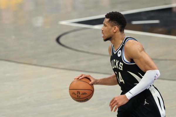 找找竞技状态  ！字母哥8投5中得16分7板4助2断1帽 三节打卡下班