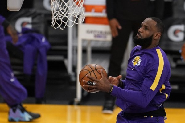 文胖：考虑到詹姆斯休赛期言论 若湖人开局不理想他也非不可交易