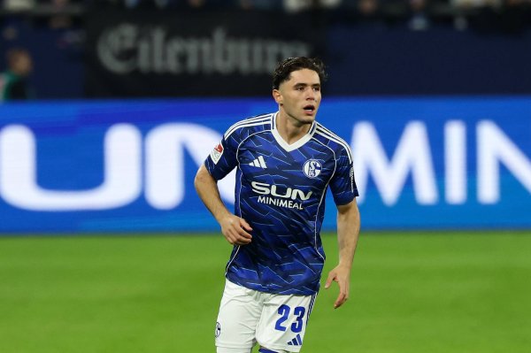 德天空：多队有意沙尔克中场法乌齐，预计转会费700万至800万欧元