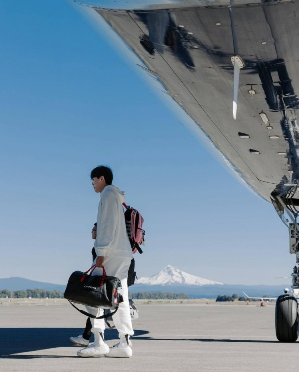 开拓者前往犹他客场应战    登机照 杨瀚森依然背着粉色小书包