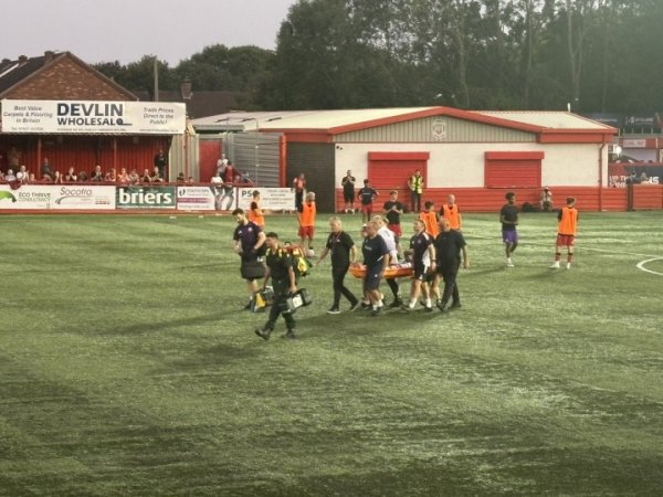 曼晚：曼联小将科内已经出院，此前在U21赛事  中头部负伤  被抬下场