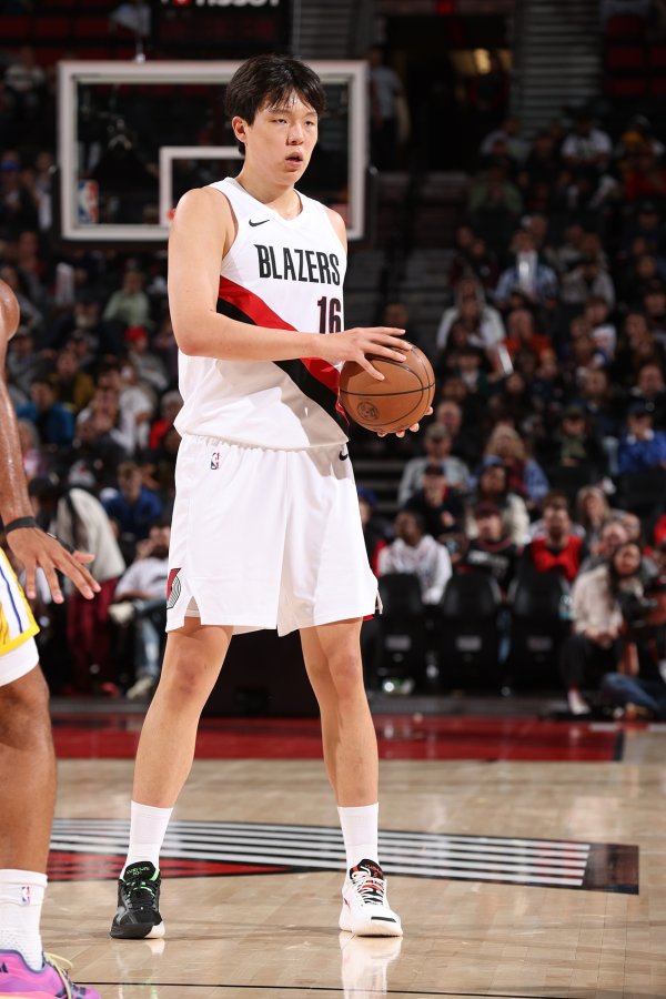 三分投得很从容~杨瀚森首节早早登场三分1中1贡献3分1断 正负值+4