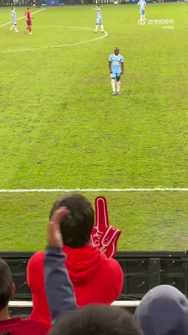 遭球迷种族歧视！阿奇姆彭指着自己一脸懵+抗议 双方球员纷纷安慰