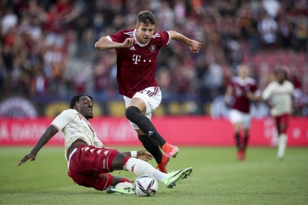 霍芬海姆官方：前场球员赫洛泽克练习  中舟骨骨裂  ，复出时间未知