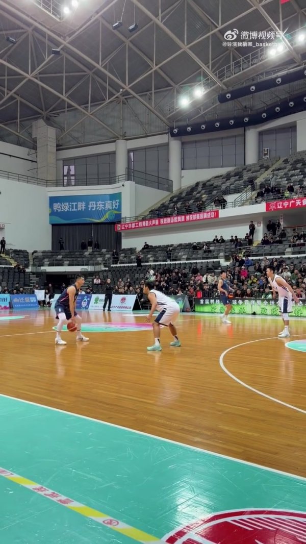 全运会赛前热身  赛北京98-97四川 方硕在周琦和胡金秋头上完成天勾致胜球