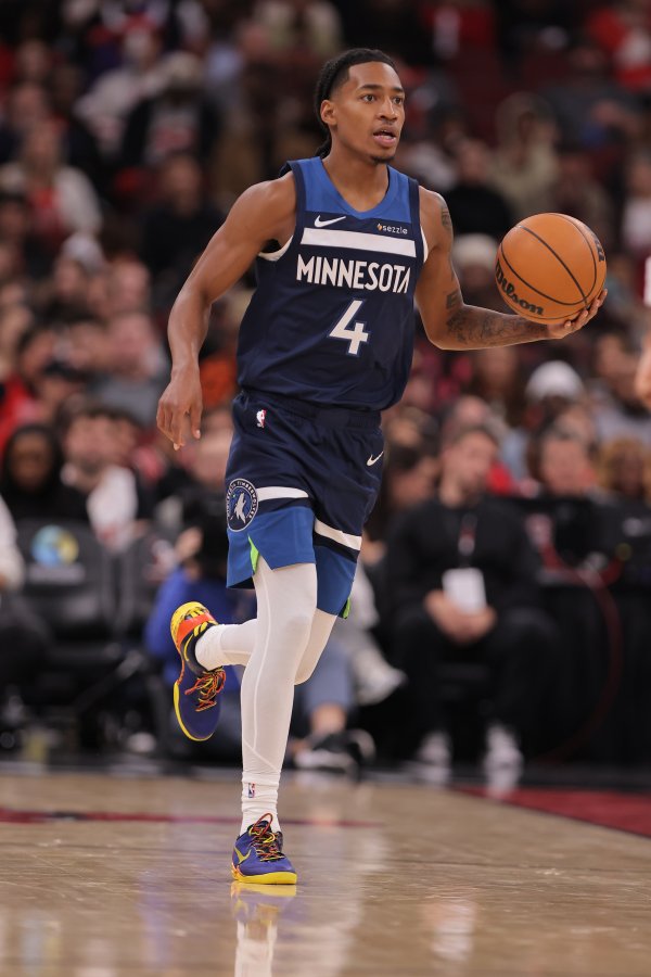 里德：作为控卫迪林厄姆的进步很关键 他现在能更从容地突分了