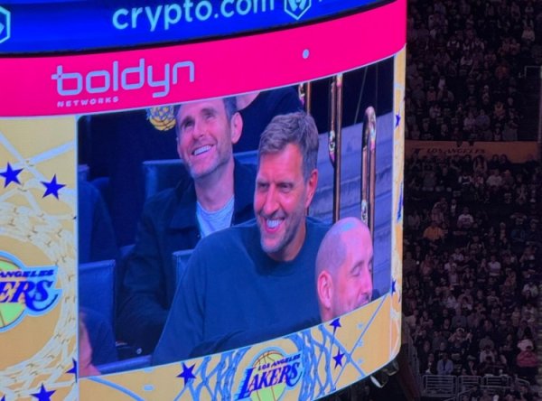 来支持小老弟东契奇！诺维茨基现身湖人主场作战  观战揭幕战