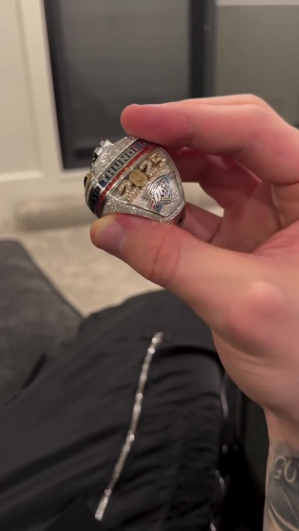 “戒中戒”！哈滕社媒晒总第一名  戒指细节 里面还藏着小戒指