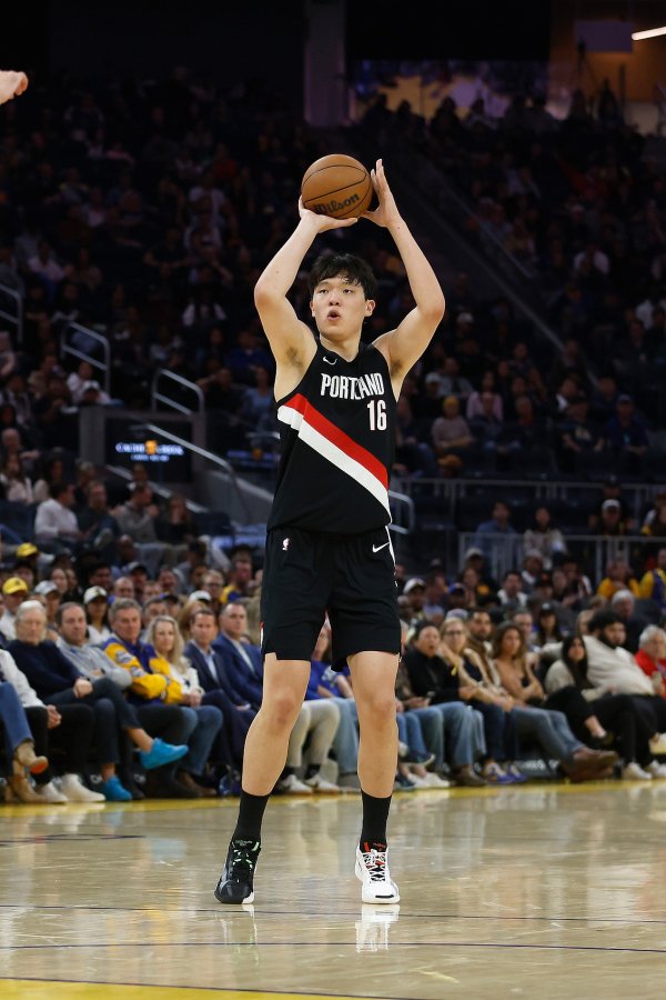 鲁媒：杨瀚森明天应该会有10分钟以上的出场时间 他也将面临考验