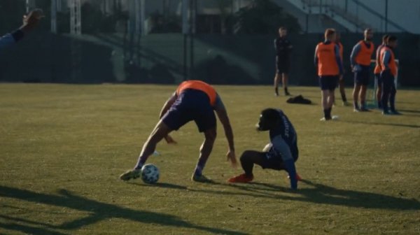 初生牛犊不怕虎! 多库17岁时曾与孔帕尼单挑, 人仰马翻的师徒对决