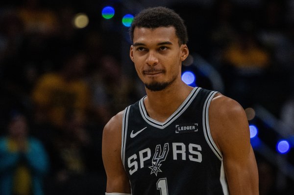 文班亚马：我能在对峙  后后倾投篮 但传给空位的队友是更好的选择