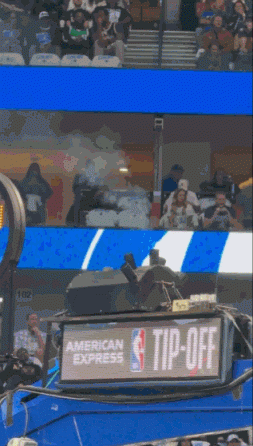 独行侠马刺篮球赛  架上方烟花机疑似起火  赛事  开始后还在冒烟